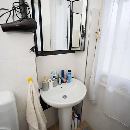 Stanza Doppia Con Cucina E Bagno In Comune